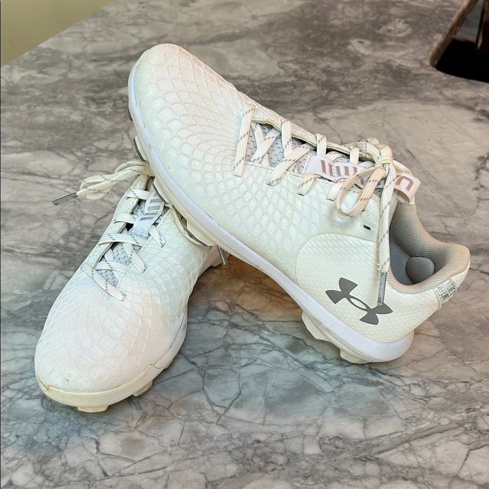 Girls under Armour size 6Y white softball cleats.
